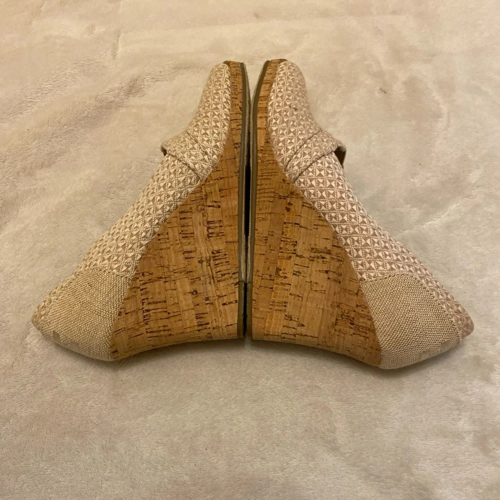 TOMS Women's  Beige Triangle Bow Cork Wedges